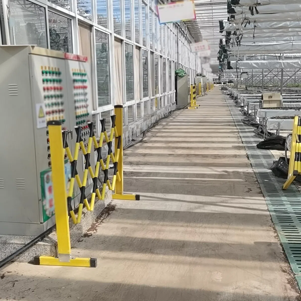 - Barrière de signalisation noire et jaune de 1,1 m x 9,5 m, portable et pliable pour stationnement industriel sécurisé et protection d'allée