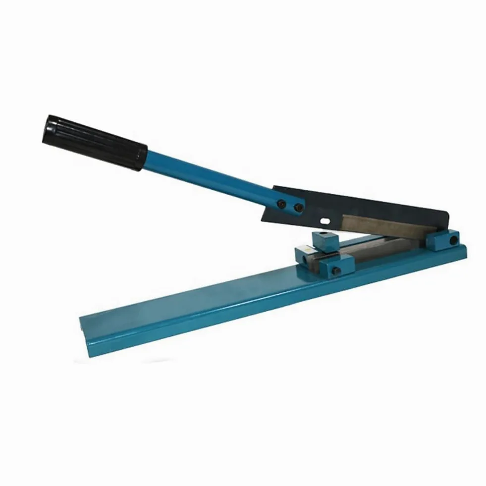 Outil de coupe de rail manuel avec règle intégrée pour des coupes précises de goulottes en aluminium